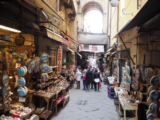 Napoli, cantieri ai Decumani: si accelera per il Natale 