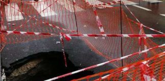 Traffico in tilt al Vomero per una voragine a via Kerbaker