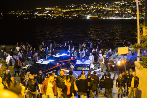 Napoli, sparatoria a Mergellina per una ragazza: tre feriti