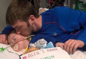 rpool, il piccolo Alfie resiste: ridati ossigeno e acqua