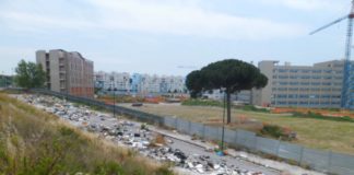 Ponticelli, materassi abbandonati all'ingresso della scuola
