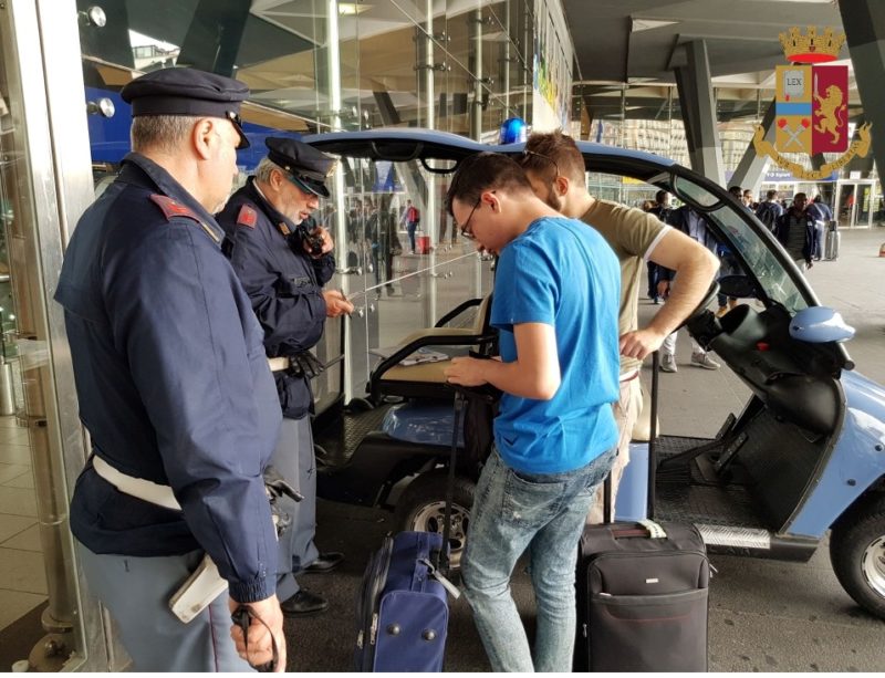 Napoli, operazione stazioni sicure: identificate 900 persone