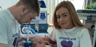 Alfie Evans è morto, i genitori su Fb: “Il nostro bimbo ha messo le ali”