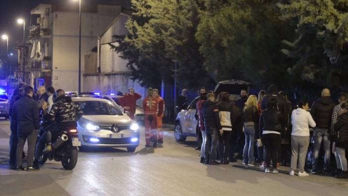 Agguato a Ponticelli in via Camillo De Meis: un morto e un ferito