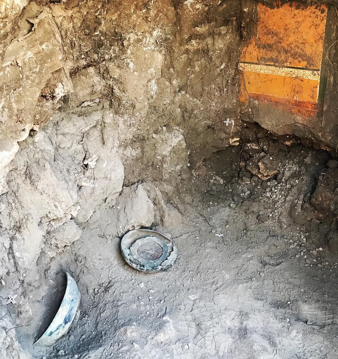 Pompei, scoperto tunnel del XVIII secolo con anfore, vasi e affreschi