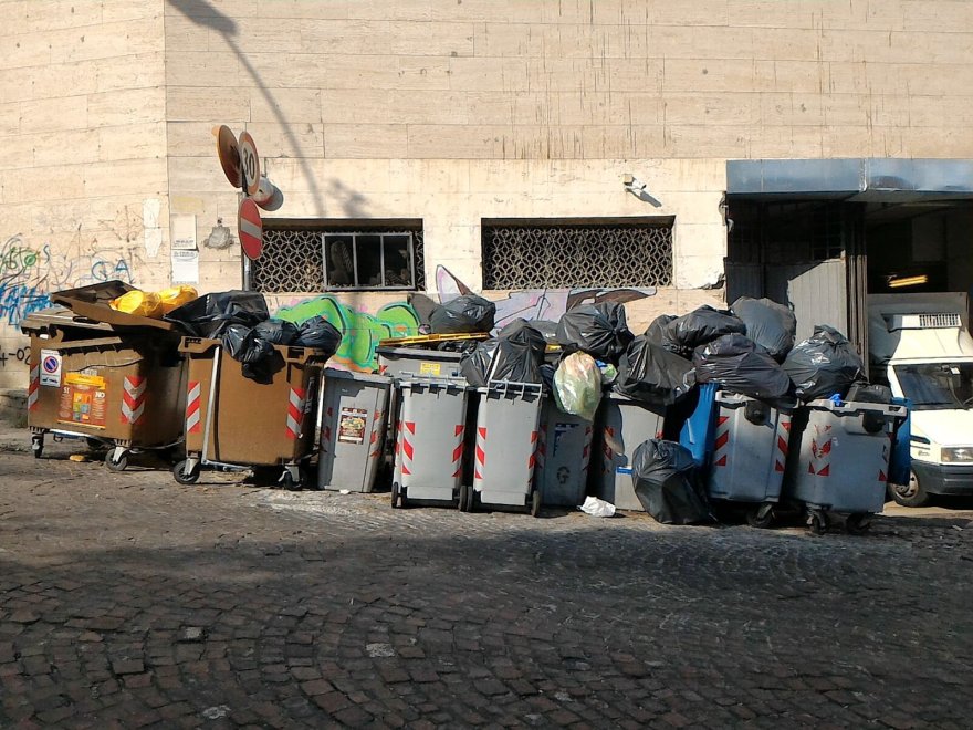 Napoli, allarme rifiuti: ieri guasto a compattatore ha bloccato la raccolta