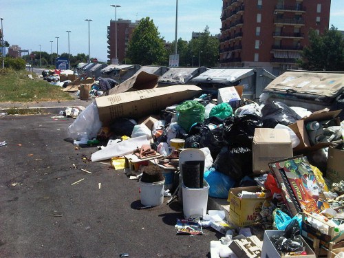 Napoli, a Ponticelli e Barra le strade sono discariche all'aperto