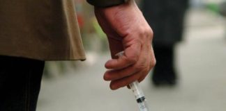 Napoli, furto al Decò di Bagnoli: minaccia il direttore con una siringa