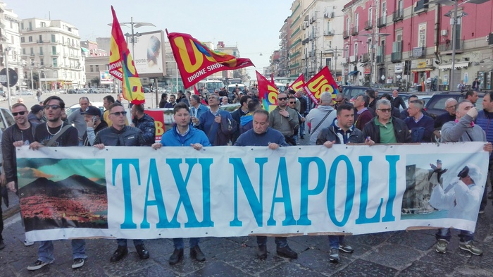 Bus turistici a Napoli, la protesta dei tassisti per l'ok del Comune