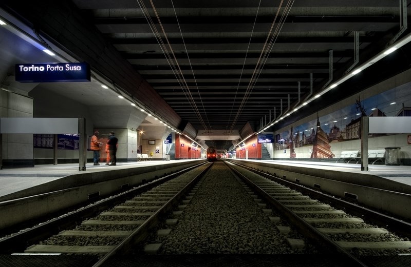 Torino, inciampa e cade su binari della stazione Porta Susa: muore 15enne