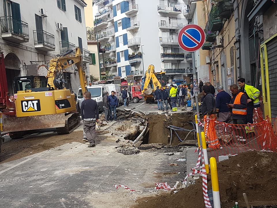 Napoli, allarme voragine al Parco San Paolo. Protesta in via Pigna