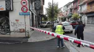 Cronaca di Napoli, uccide la madre a colpi di fucile e si barrica in casa