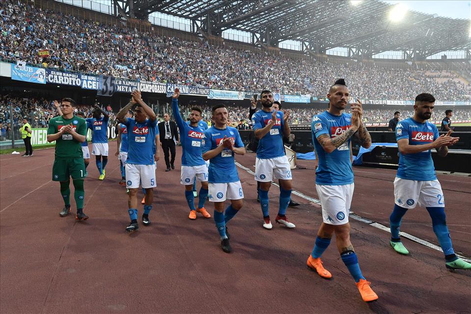 Calcio Napoli, gli azzurri chiudono in bellezza: 2-1 con il Crotone