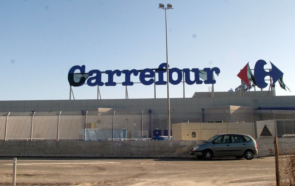 Carrefour, protesta dei lavoratori del centro commerciale