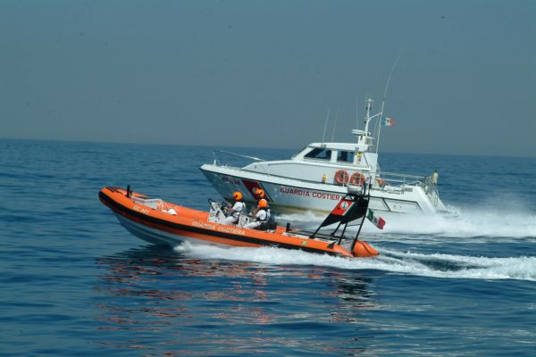 Trentaremi, incendio fa affondare una barca: salve tre persone