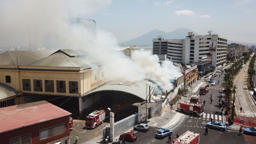 Napoli, incendio a Via Marina: a fuoco capannone che ospitava migranti
