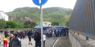 Pozzuoli, sgomberato campo container: barricate e cariche della Polizia