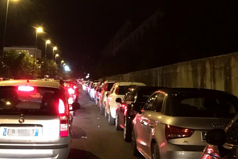 Movida a Napoli, Bagnoli: ambulanza bloccata nel traffico