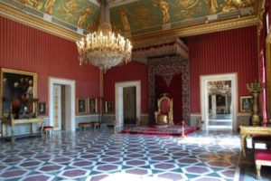 Napoli, foto su trono di Palazzo Reale: è polemica