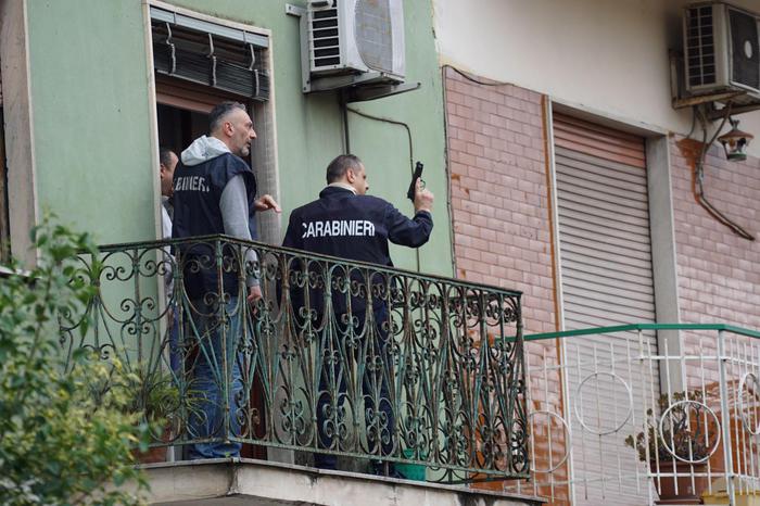 Cronaca di Napoli, uccide la madre a colpi di fucile e si barrica in casa
