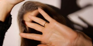 Casola, violenta e minaccia moglie davanti a figli piccoli: arrestato