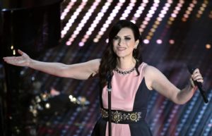 Laura Pausini canta davanti a 250 mila persone a Cuba con i Gente de Zona Laura Pausini canta davanti a 250 mila persone a Cuba con i Gente de Zona