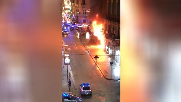 Napoli, via Toledo: Paura per un boato e fiamme in un bar