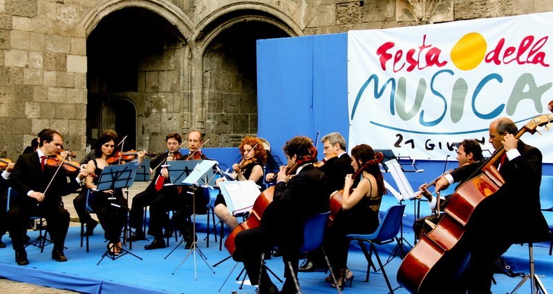 Una grande iniziativa per Napoli che con la "Festa della Musica" consolida il primato di città culturale della musica e per la musica, con un evento promosso dall'Assessorato alla Cultura e al Turismo della città partenopea.