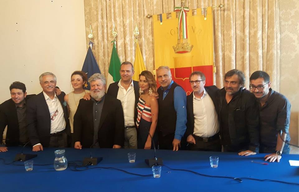 Per Troisi e La Smorfia, Piazza del Plebiscito si trasforma in teatro