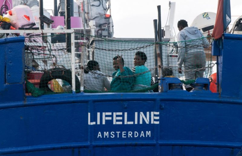 Migranti, nave Lifeline forse approderà a Malta: polemica Francia-Italia