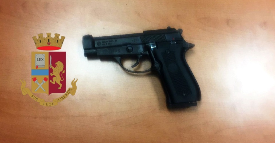 Afragola, poliziotto fuori servizio blocca due rapinatori