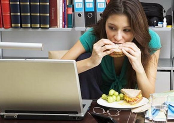 Pausa pranzo in ufficio, dannosa per la salute. 5 consigli utili