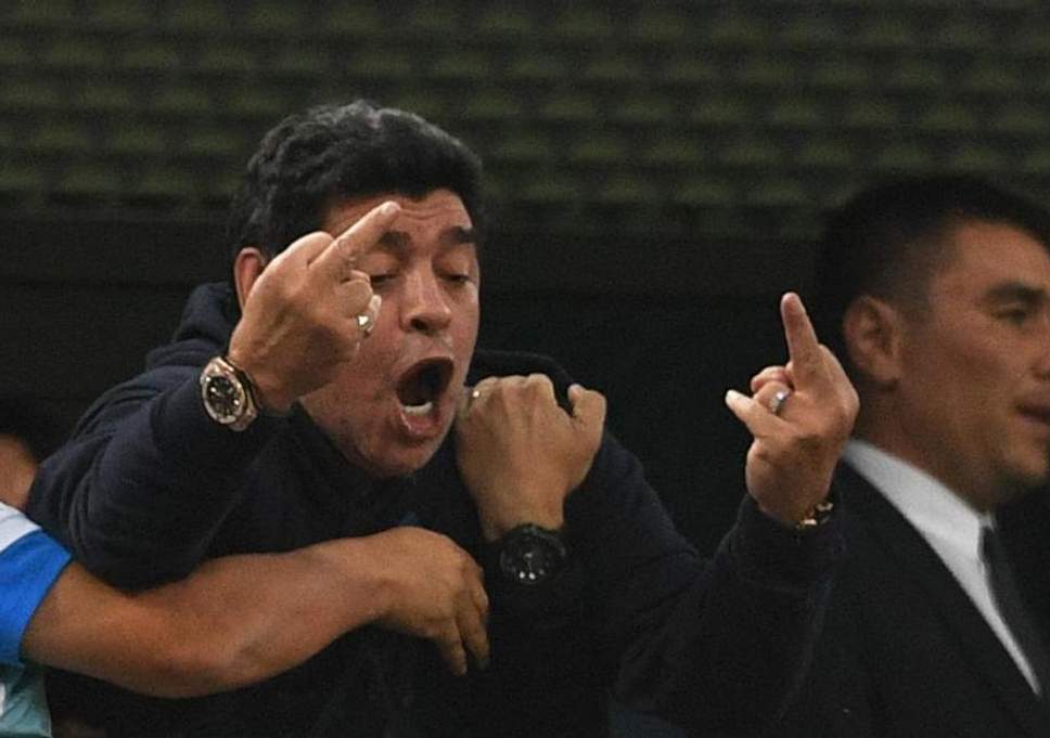 Diego Maradona, malore sugli spalti di Nigeria - Argentina