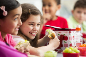Merenda estiva per i bambini: Si al ghiacciolo di frutta, no ai biscotti