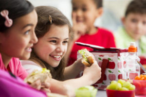 Merenda estiva per i bambini: Si al ghiacciolo di frutta, no ai biscotti