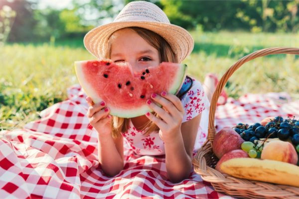 Merenda estiva per i bambini: Si al ghiacciolo di frutta, no ai biscotti