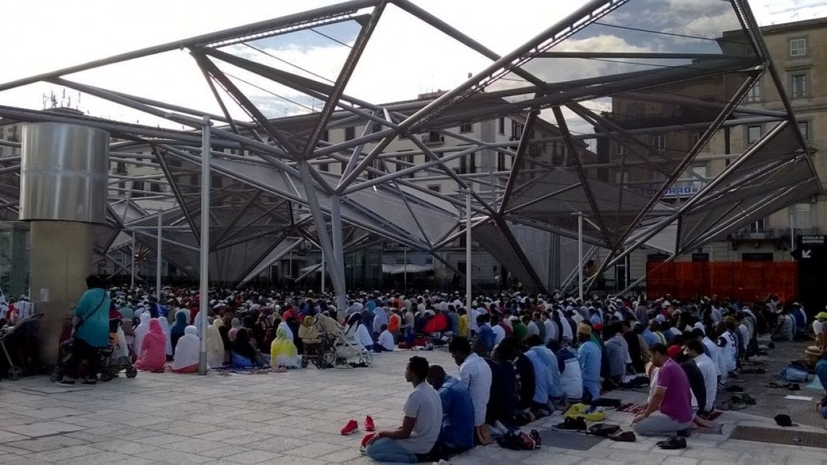 Napoli, migliaia di fedeli in Piazza Garibaldi per la fine del Ramadan