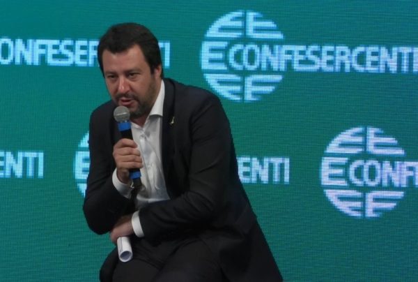 Salvini: “Cedolare secca sui negozi e via Imu per quelli sfitti”