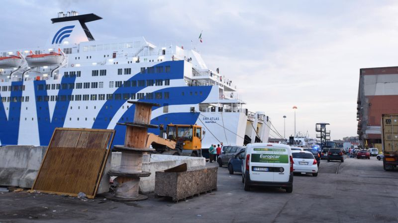 Napoli, auto schiaccia due persone su traghetto: un morto e una donna ferita