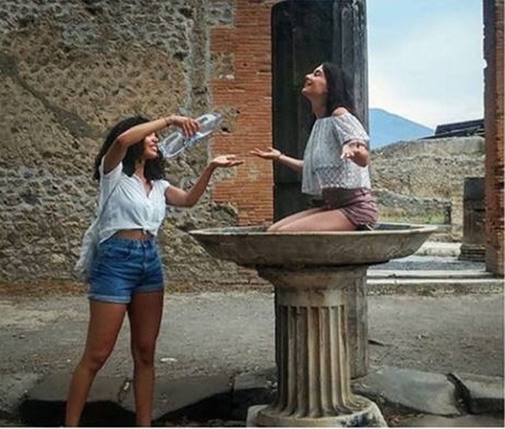 Pompei, turisti “cafoni” agli Scavi: denunce sui social