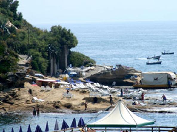 Posillipo, sequestrato lido abusivo a Marechiaro. Denunciato 70enne