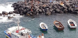 Napoli, Marechiaro: Un clubman 26 si ribalta, salvate le persone a bordo