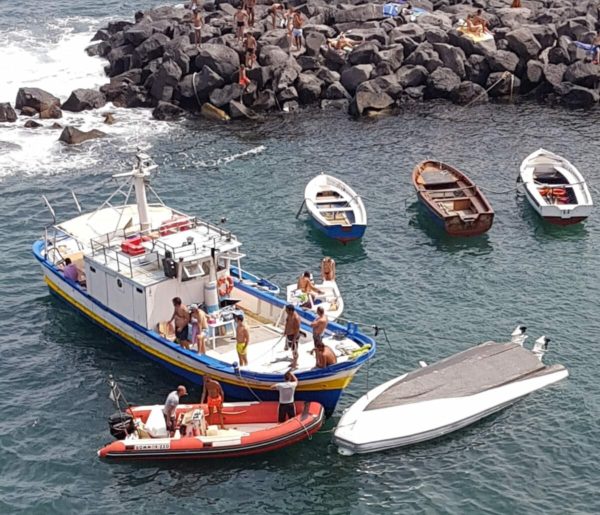 Napoli, Marechiaro: Un clubman 26 si ribalta, salvate le persone a bordo