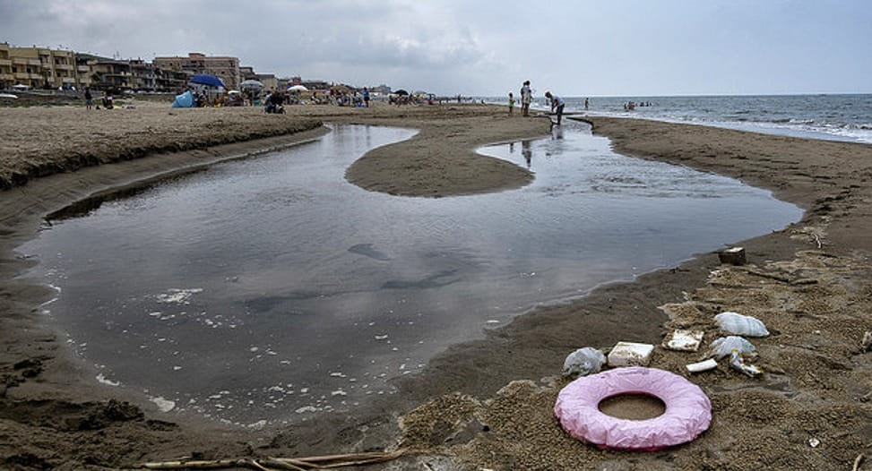 Legambiente, veleni nel mare della Campania: il 50% dei fiumi inquina