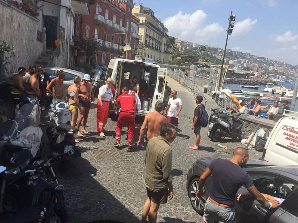 Napoli, Riva Fiorita: ambulanza bloccata da parcheggi selvaggi in Ztl