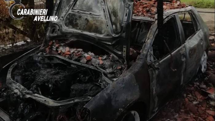 Montoro, auto bruciata in box auto: denunciato un 50enne