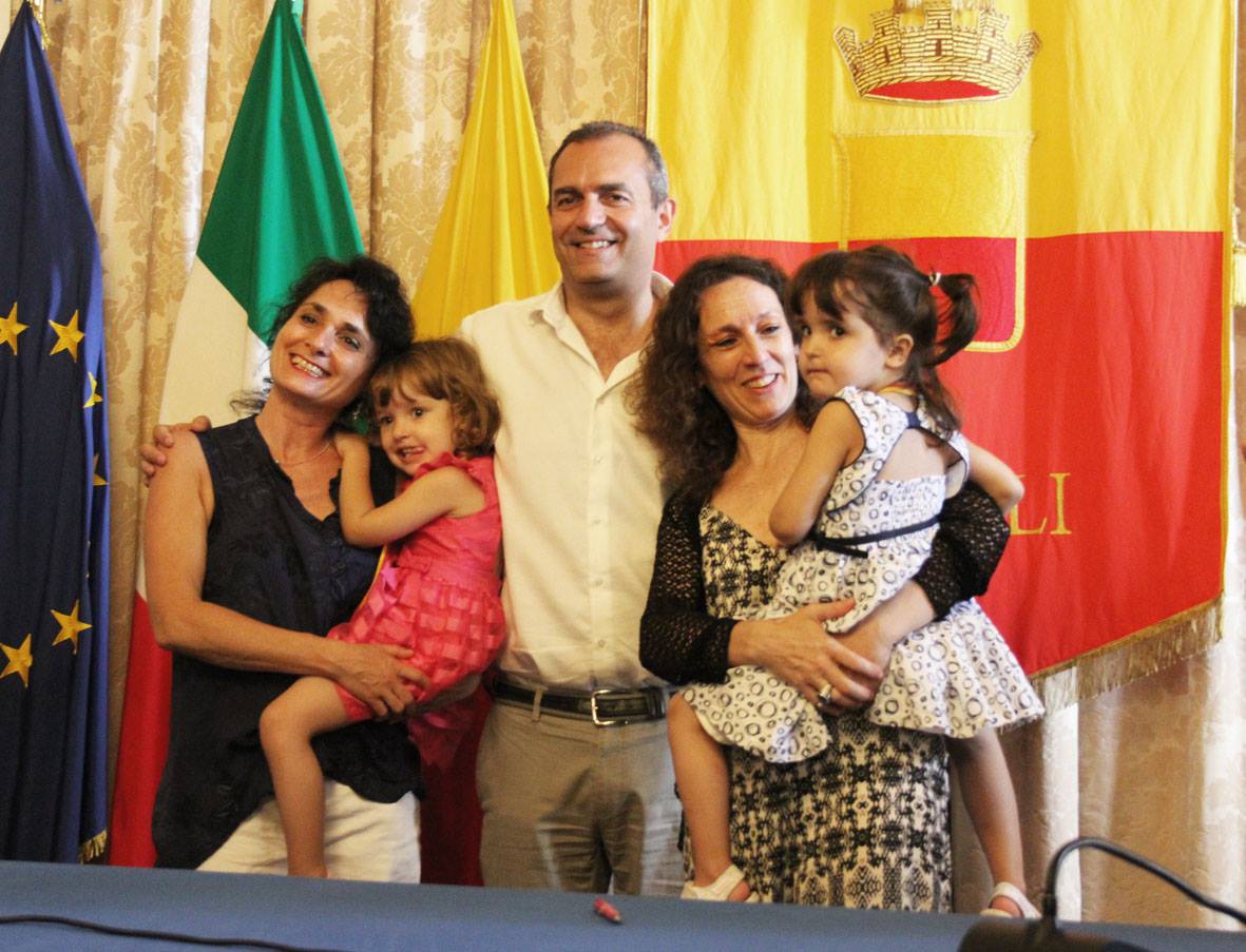 Napoli, famiglie arcobaleno: registrati atti di nascita di 11 bimbi col doppio cognome