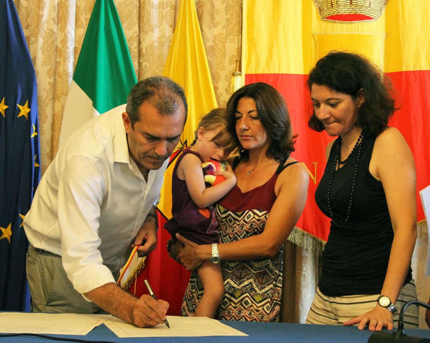 Napoli, famiglie arcobaleno: registrati atti di nascita di 11 bimbi col doppio cognome 