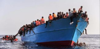 Migranti: barcone alla deriva, in 100 a bordo. Sea Watch va in soccorso