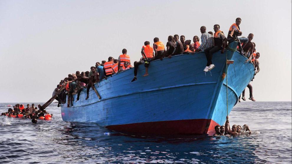 Migranti: barcone alla deriva, in 100 a bordo. Sea Watch va in soccorso